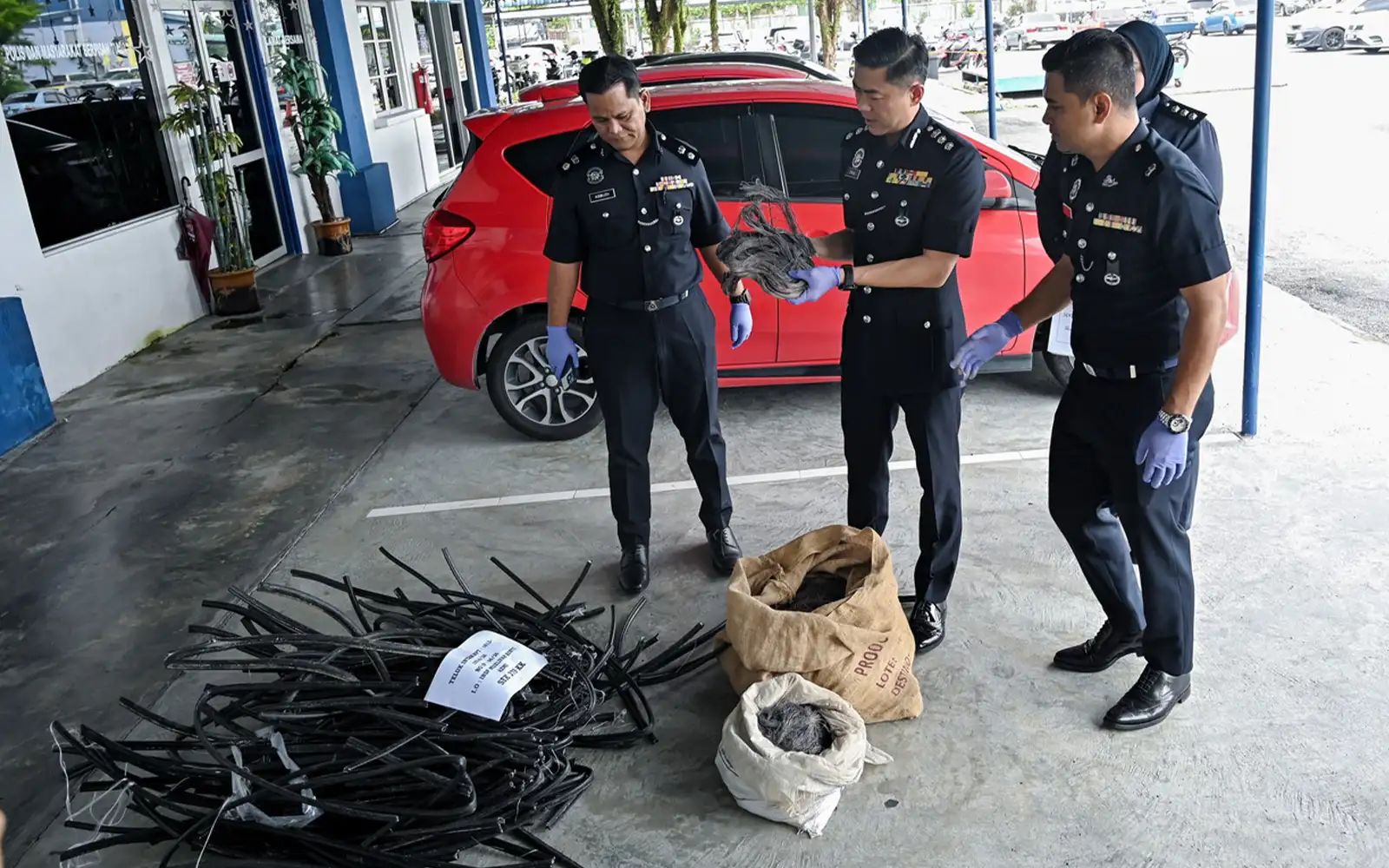 Ketua Polis Daerah Hilir Perak ACP Chua Kok Lian (tengah) bernama pic 6526