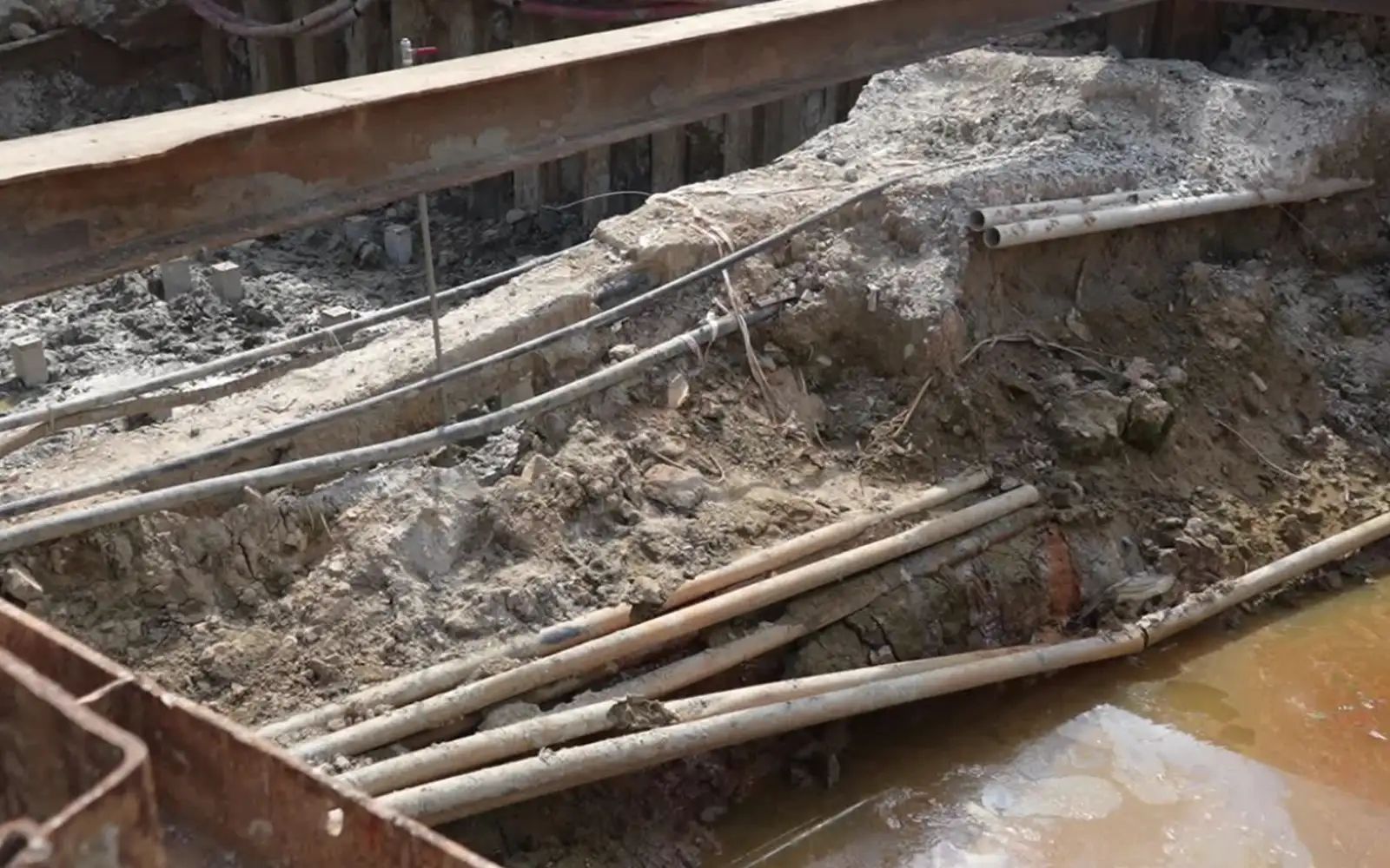 Paip milik syarikat utiliti yang belum dialihkan 27526