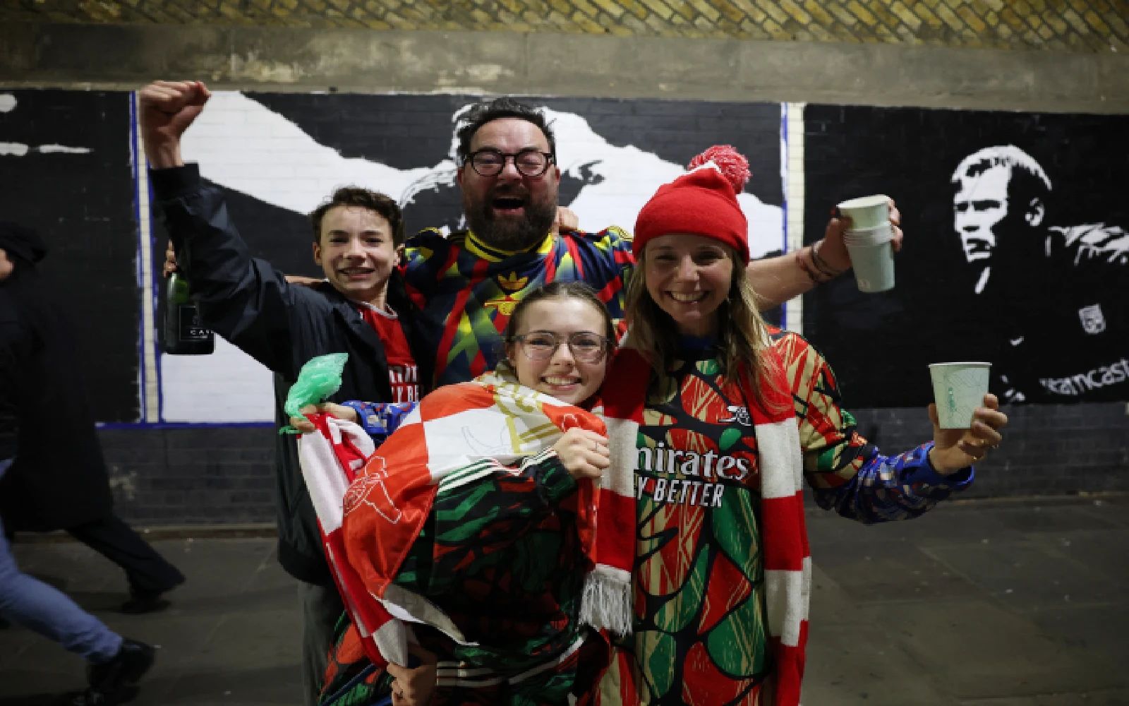 Soccer Football - Premier League - Arsenal fan celebrations - London, Britain - May 19, 2026 Arsenal fans celebrate outside the stadium as Arsenal win the Premier League Action Images via Reuters/Andrew Boyers