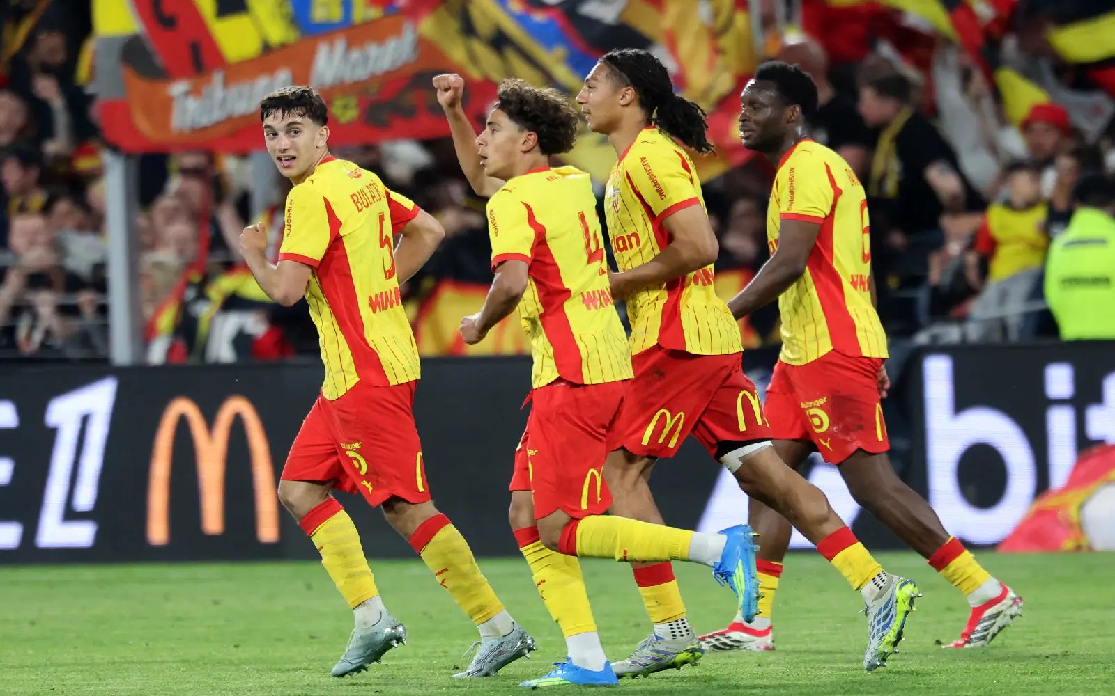 Lens' Portuguese midfielder #04 Mezian Mesloub Soares (C-L) celebrates with teammates after scoring his team's first goal during the French L1 football match between RC Lens and FC Nantes at the Stade Bollaert-Delelis stadium in Lens on May 8, 2026. (Photo by Francois LO PRESTI / AFP)