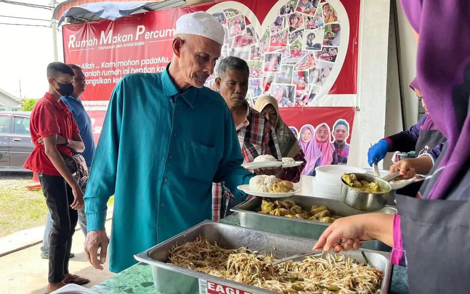 Orang ramai dihidangkan dengan pelbagai menu email pic 30526