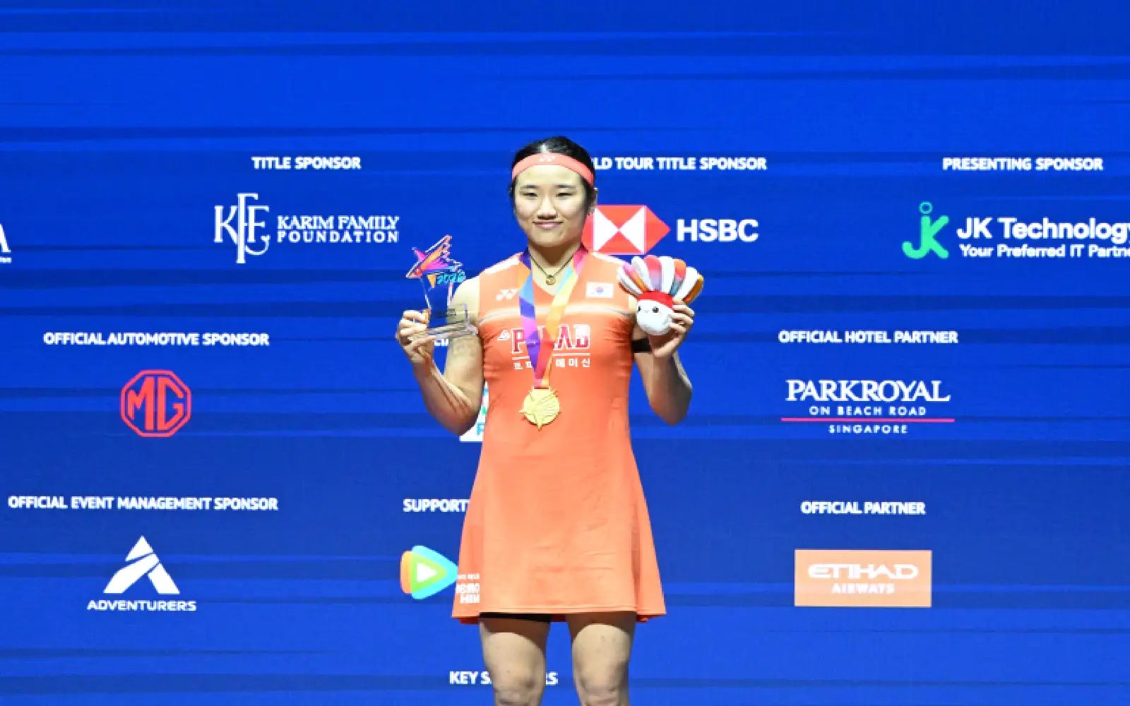 An Se-young of South Korea celebrates with the trophy after defeating Akane Yamaguchi of Japan in the women’s singles final match of the KFF Singapore Open Badminton tournament in Singapore on May 31, 2026. (Photo by Roslan RAHMAN and Roslan RAHMAN / AFP)