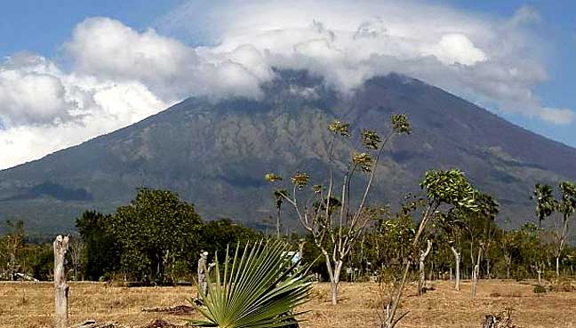 Indonesia ready to divert tourists as Bali volcano rumbles