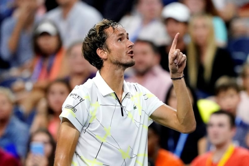 Medvedev reaches Saint Petersburg semis