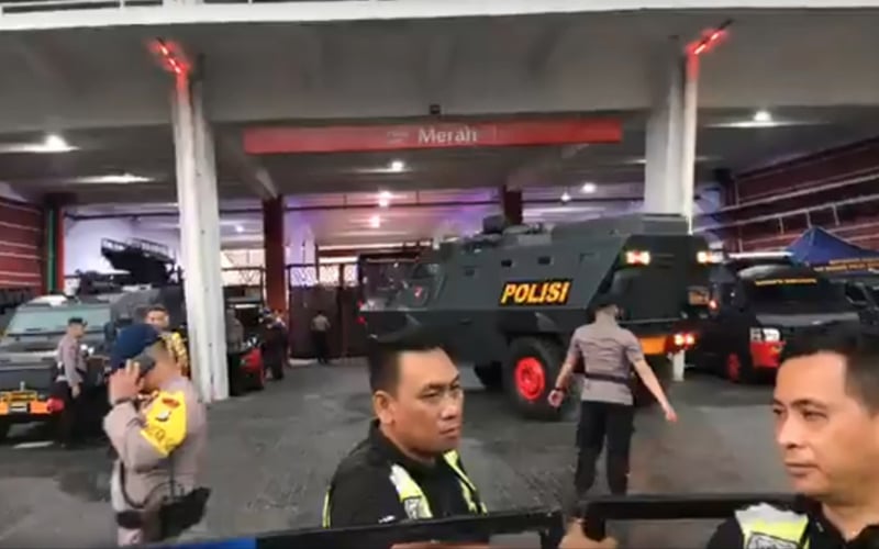 Penyokong Malaysia disambut hujan batu di stadium Jakarta