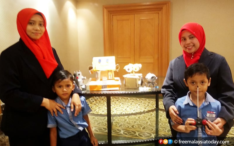 Usaha luar biasa 2 guru tadika Kemas ajar murid cipta robot