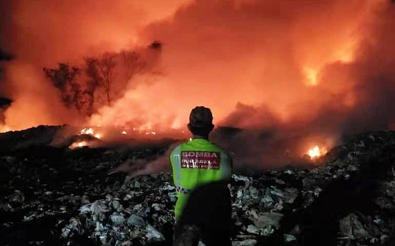 Selepas 18 jam, bomba masih bertempur dengan api di Bedong