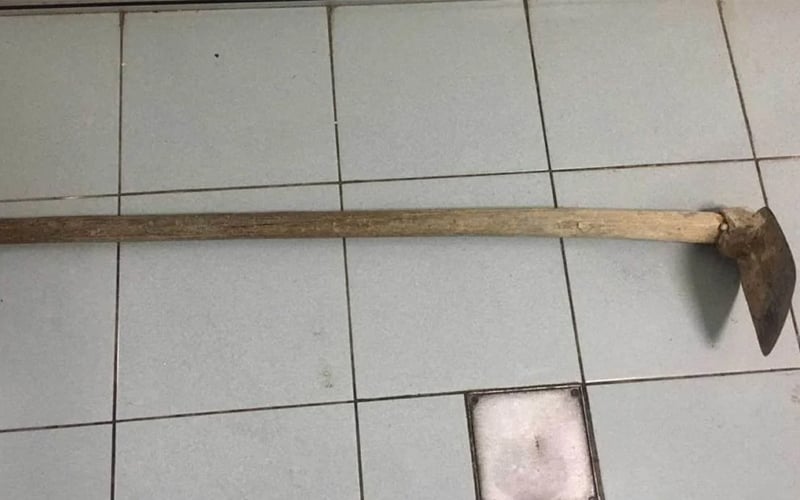 Lelaki serang polis dengan cangkul kerana dilarang keluar kawasan PKPB