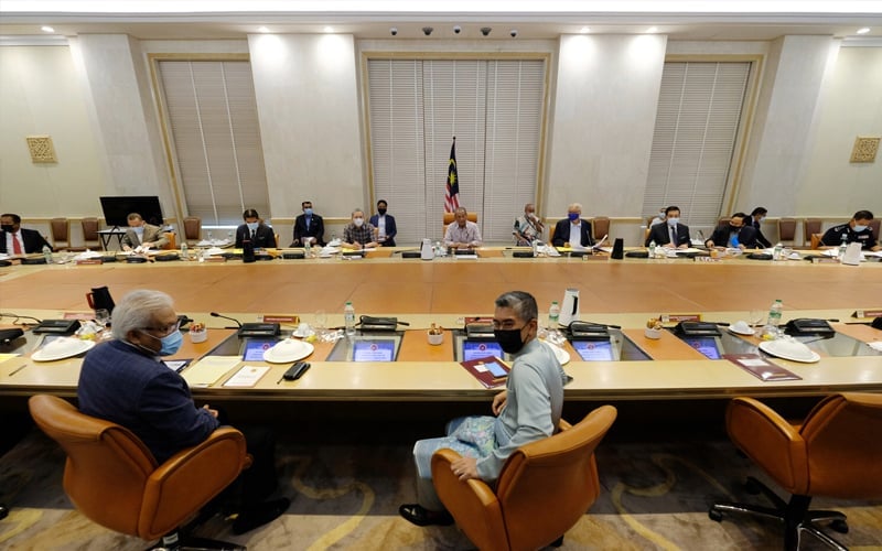 #KlusterMenteri trends on Twitter after minister is infected