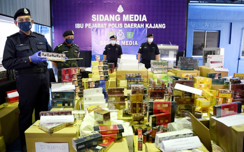 Polis bongkar rumah teres ‘berpengawal’ jadi stor rokok seludup, rampasan lebih RM3 juta