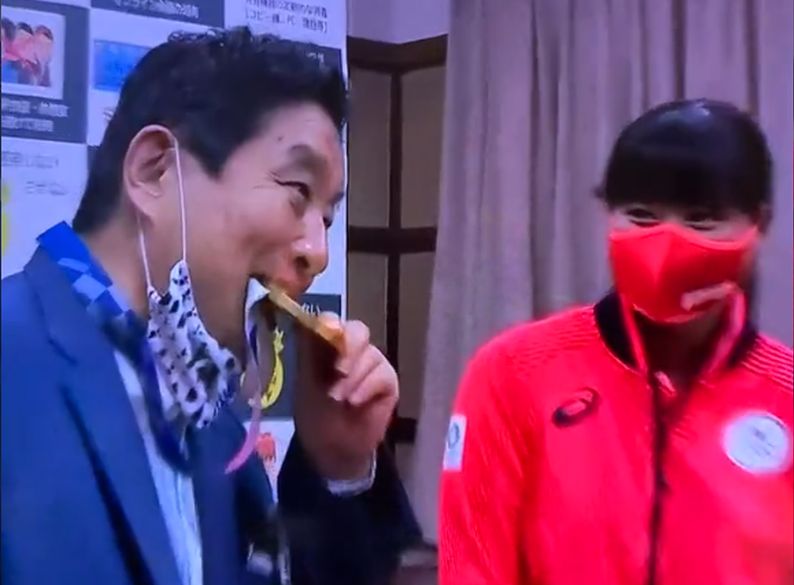 Mayor’s medal chomp disgusts Japan, earns rebuke from Toyota
