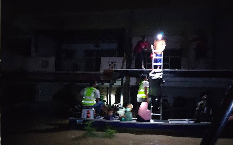 Operasi pindah mangsa banjir di Bukit Kemuning, Seri Muda diteruskan malam tadi