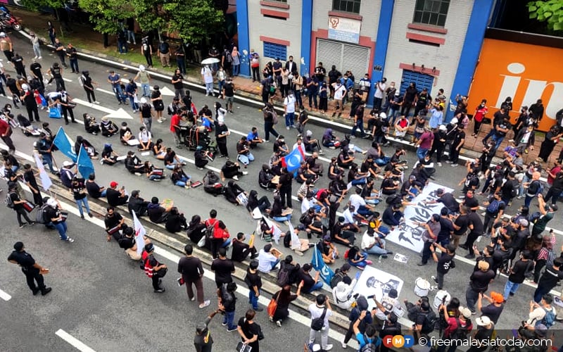 Dilarang berarak ke Dataran Merdeka, peserta #TangkapAzamBaki duduk atas jalan