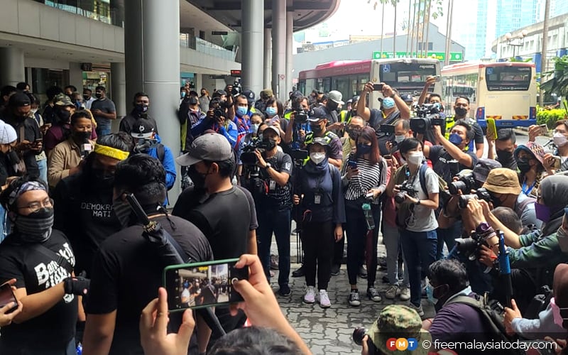 #TangkapAzamBaki protest kicks off under close scrutiny by cops
