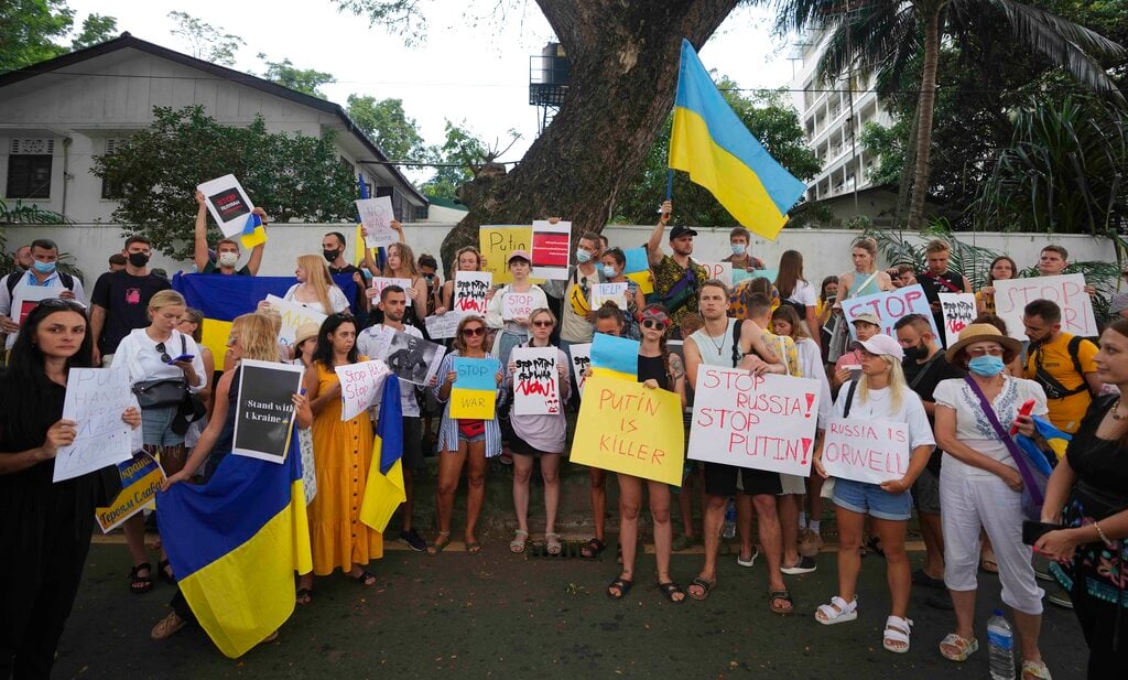 About 150 Ukrainian tourists stage anti-war protest in Sri Lanka