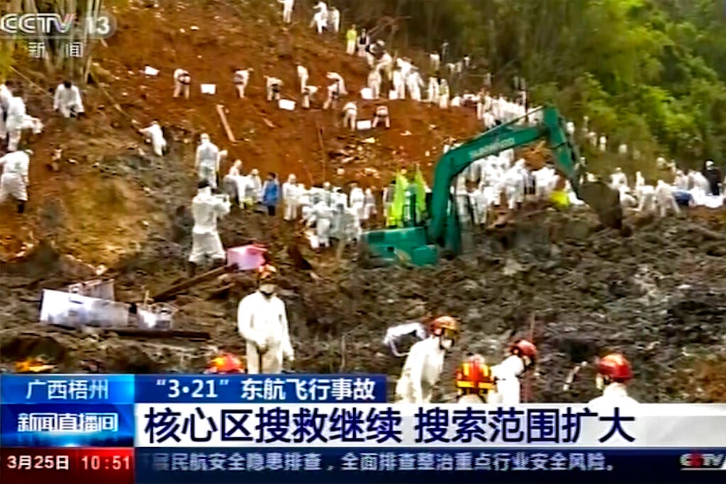 China expands crash search for second black box