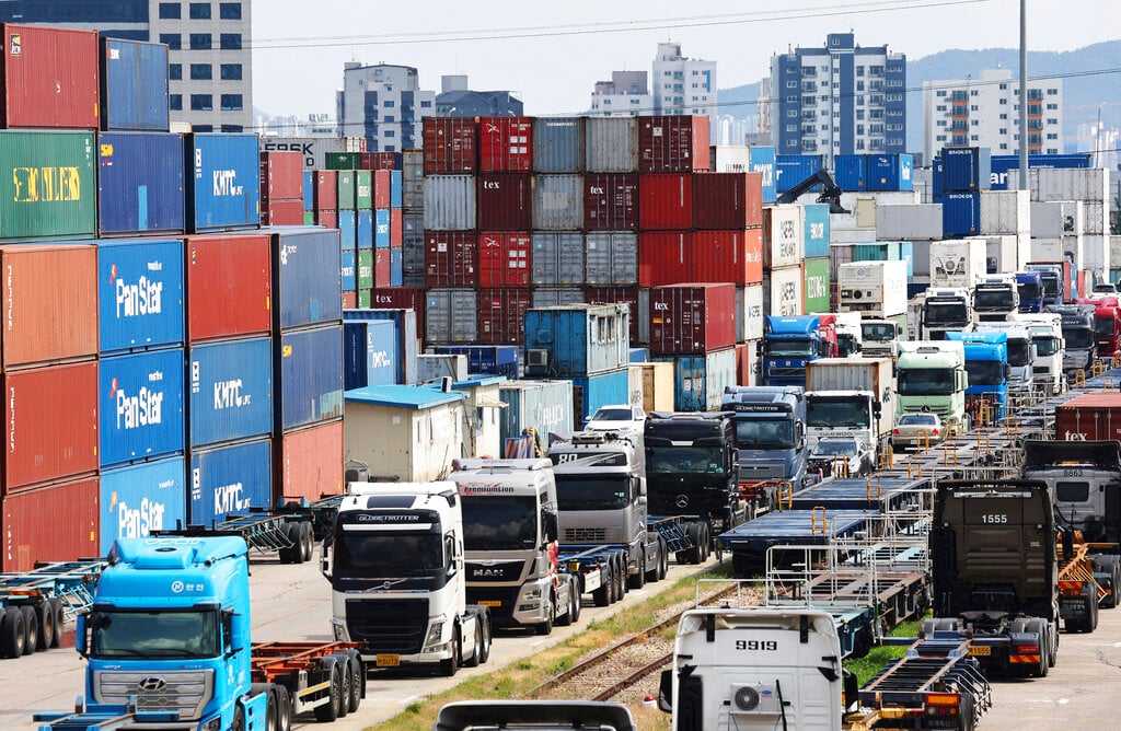 S. Korean truckers refuse to back down on wage, fuel cost strike