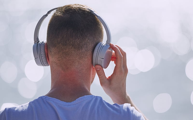 1 bil youth risk hearing loss from headphones, venues