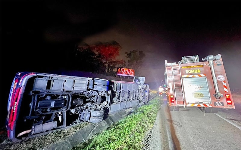 2 cedera bas ekspres terbalik di lebuh raya
