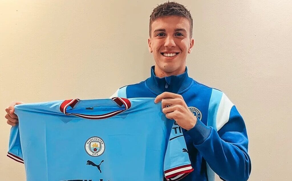 Manchester City sign Argentine midfielder Perrone