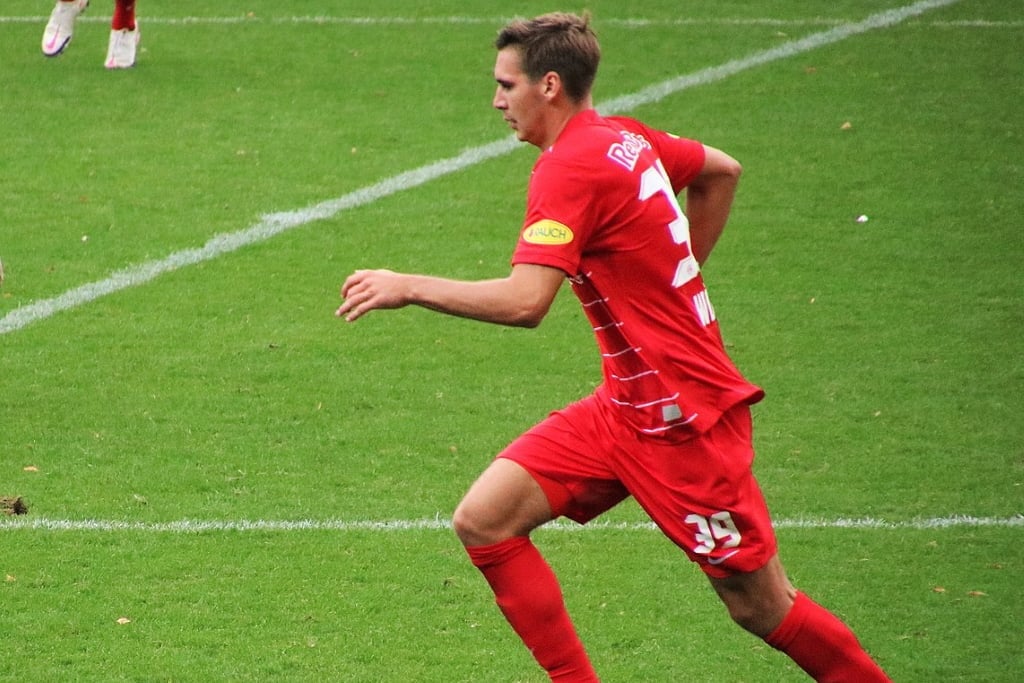 Leeds sign Austrian defender Wober from Salzburg