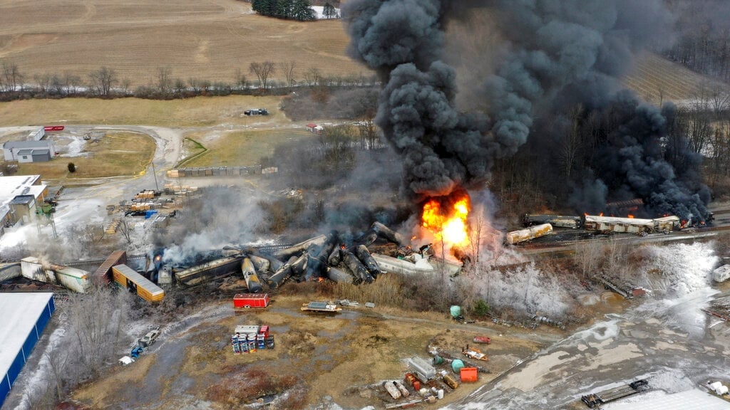 Train derailment in US causes gas leak, huge fire