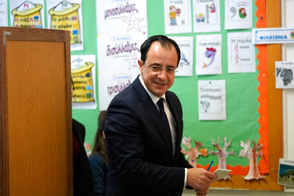 Cypriot diplomats face off in cliffhanger presidential vote