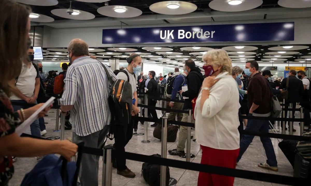 Major delays at UK airports as electronic passport gates fail
