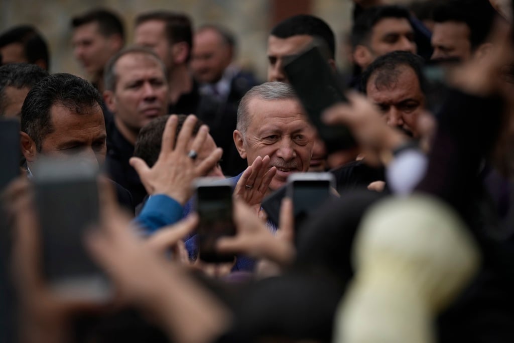 Turkey votes in runoff, Erdogan well placed to sustain rule
