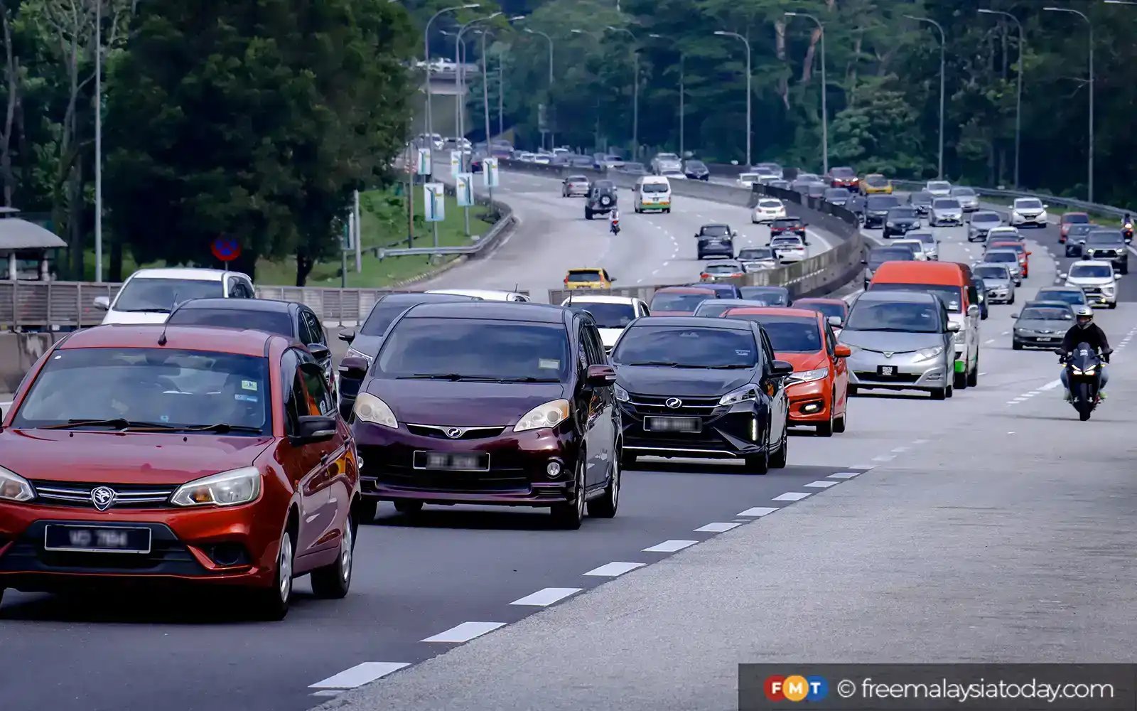 East, north-bound traffic slow as Raya exodus continues