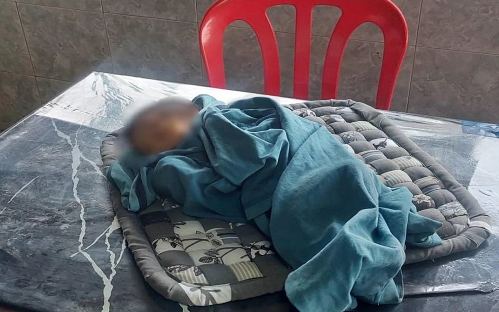 Bayi usia seminggu ditemukan di kedai jual ayam