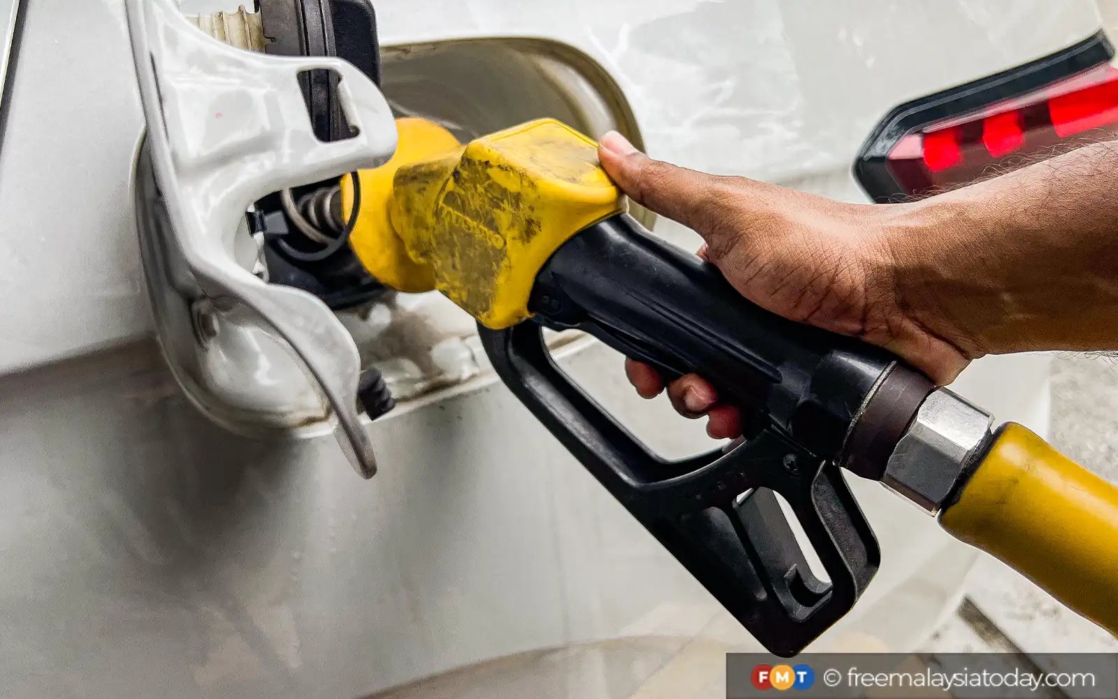 RON95: Kad asing hanya boleh guna di kaunter mulai Rabu