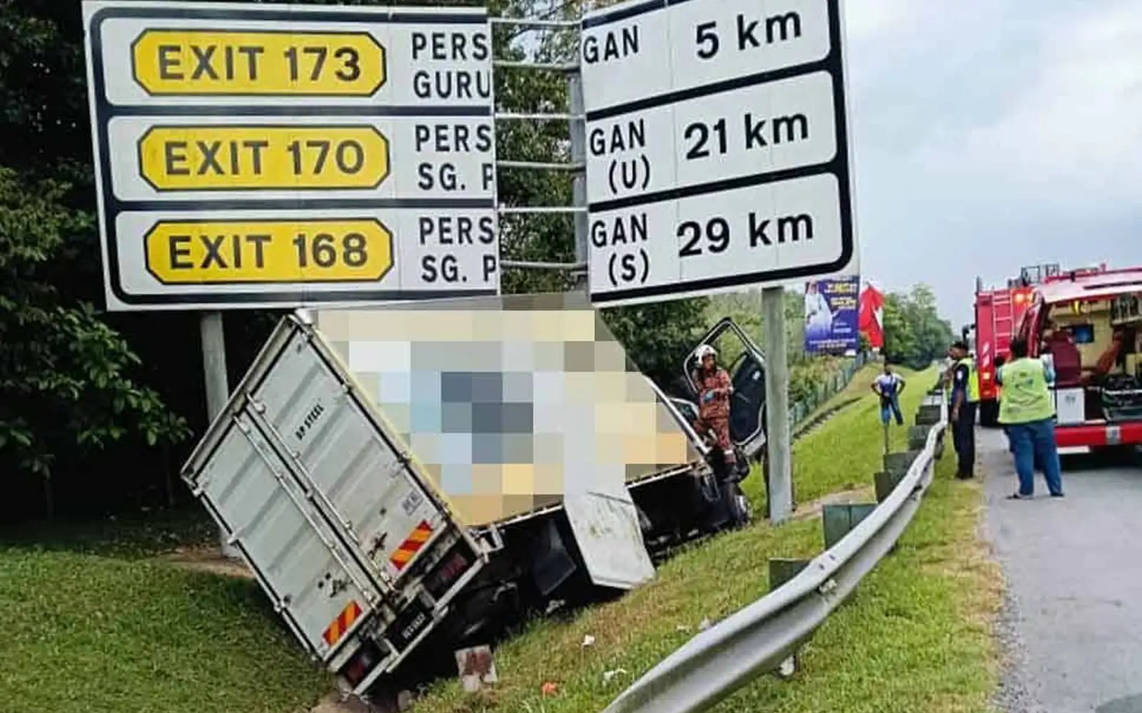 Kelindan maut lori langgar papan tanda PLUS