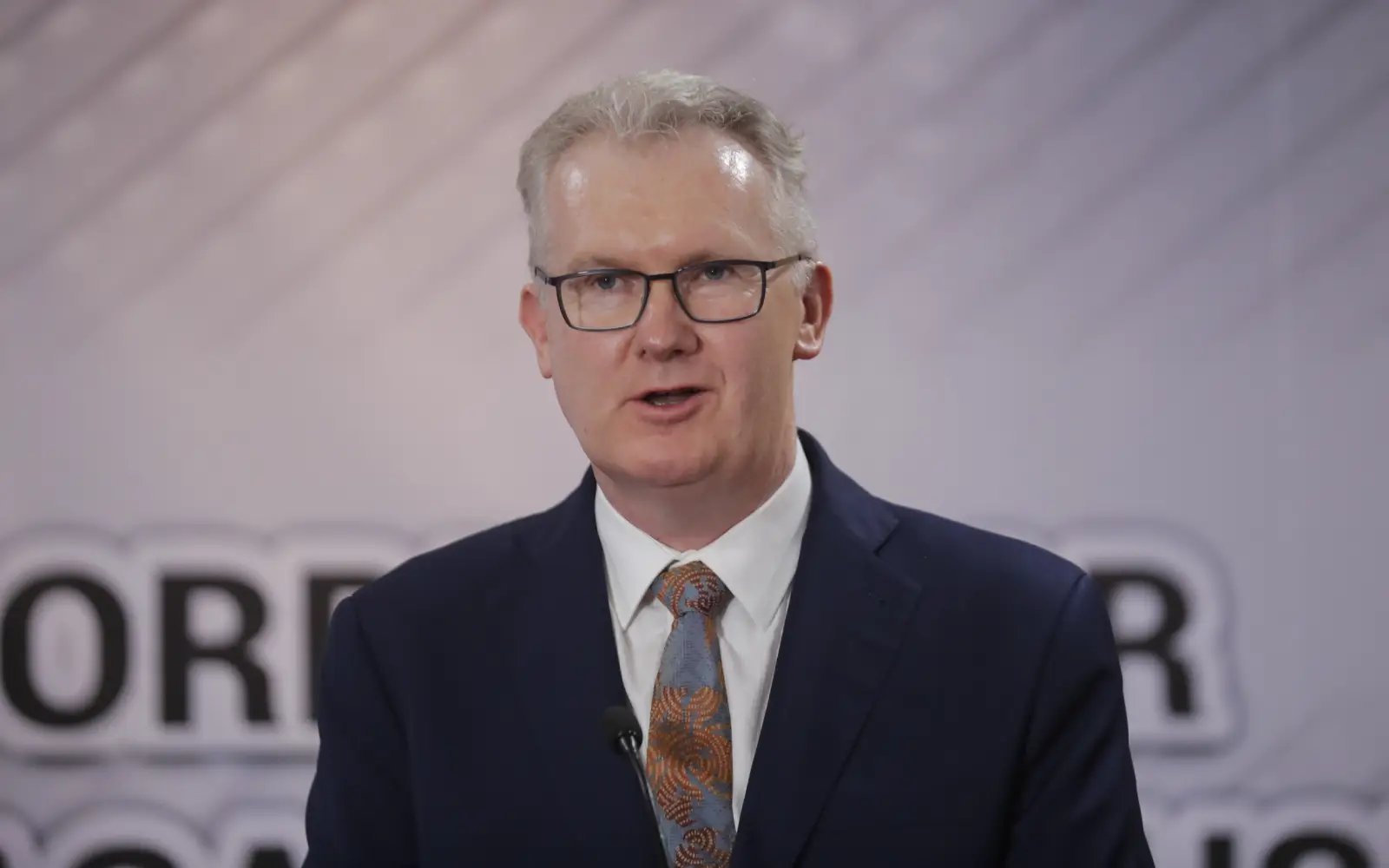 Australia bans visitors from Iran