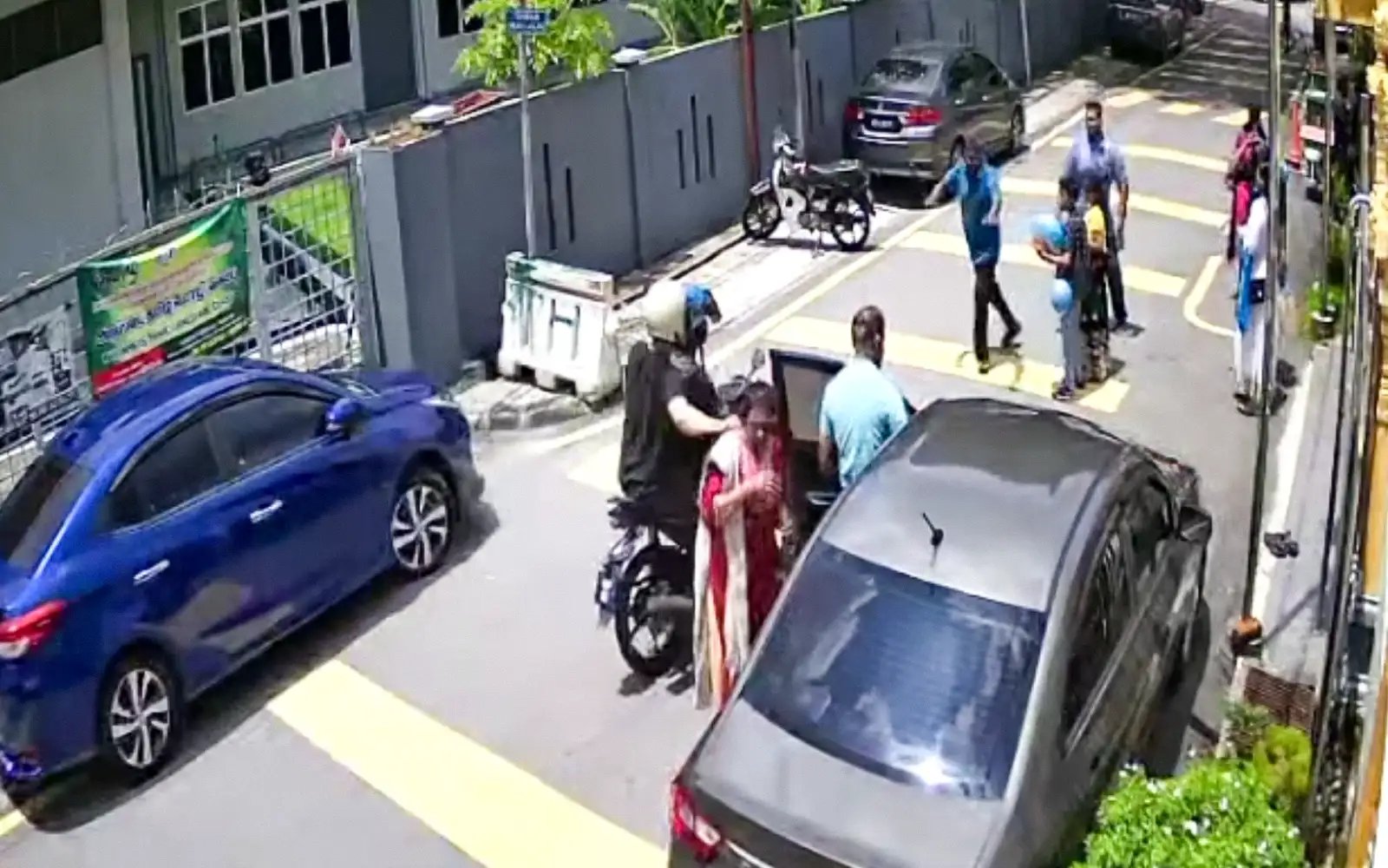 Man hurt trying to stop snatch thieves outside Kampung Pandan temple