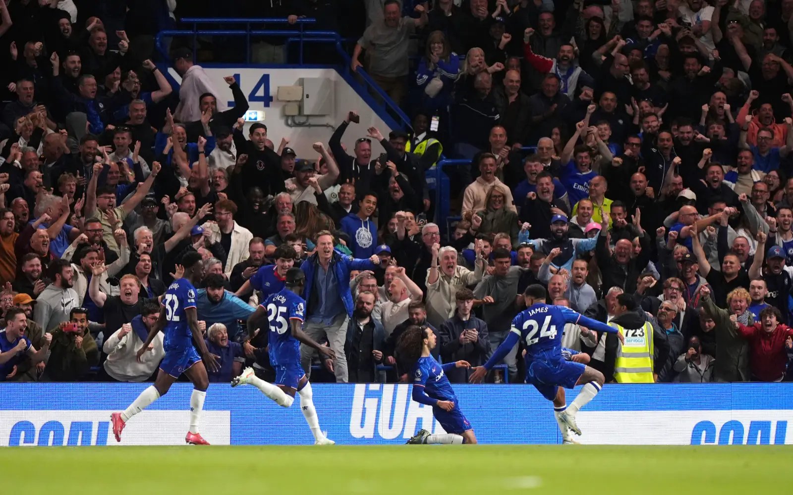 Chelsea stay on course for Champions League