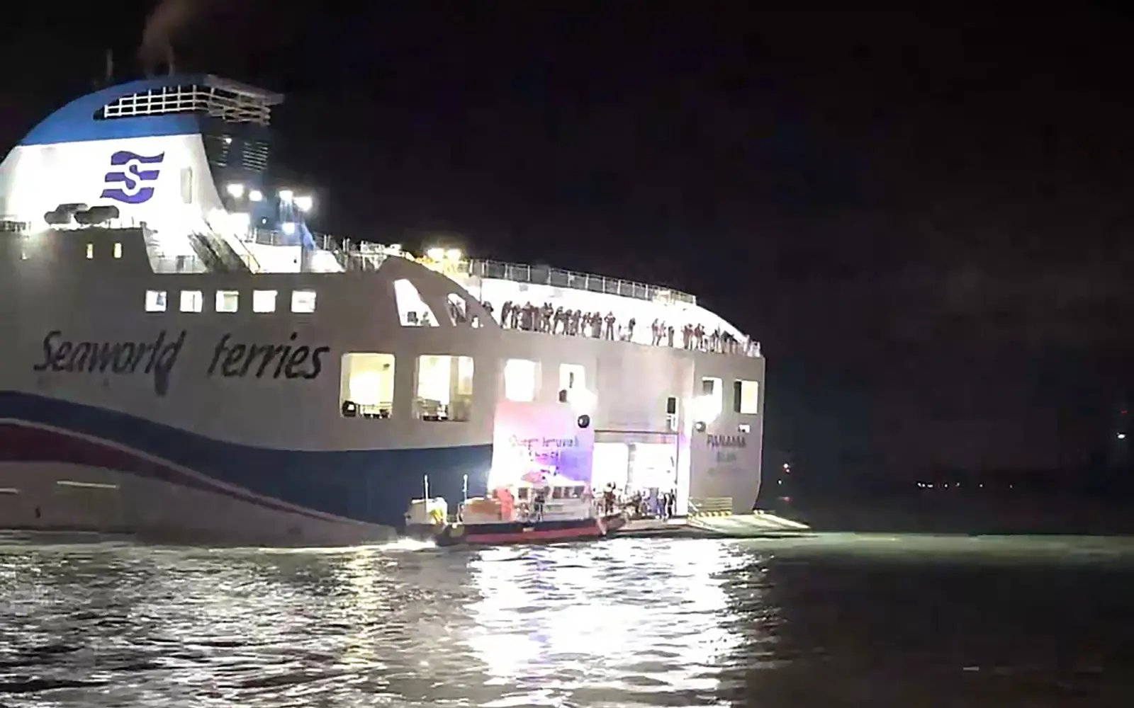 South Korea ferry runs aground, all 267 aboard rescued