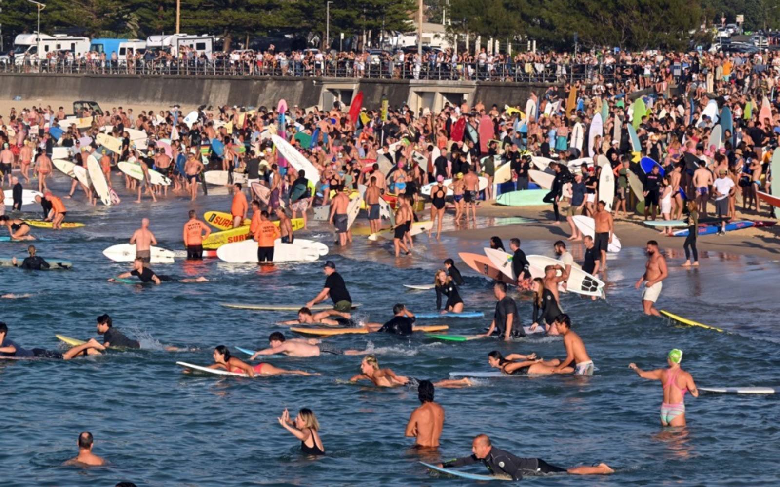 Hundreds swim, float at Bondi Beach to honour shooting victims