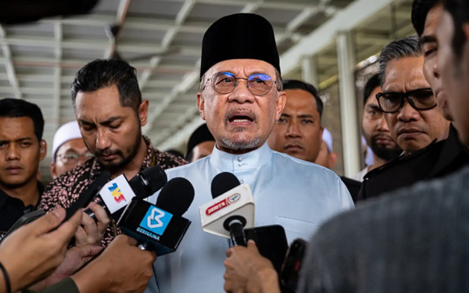 No need to go after my critics, Anwar tells cops