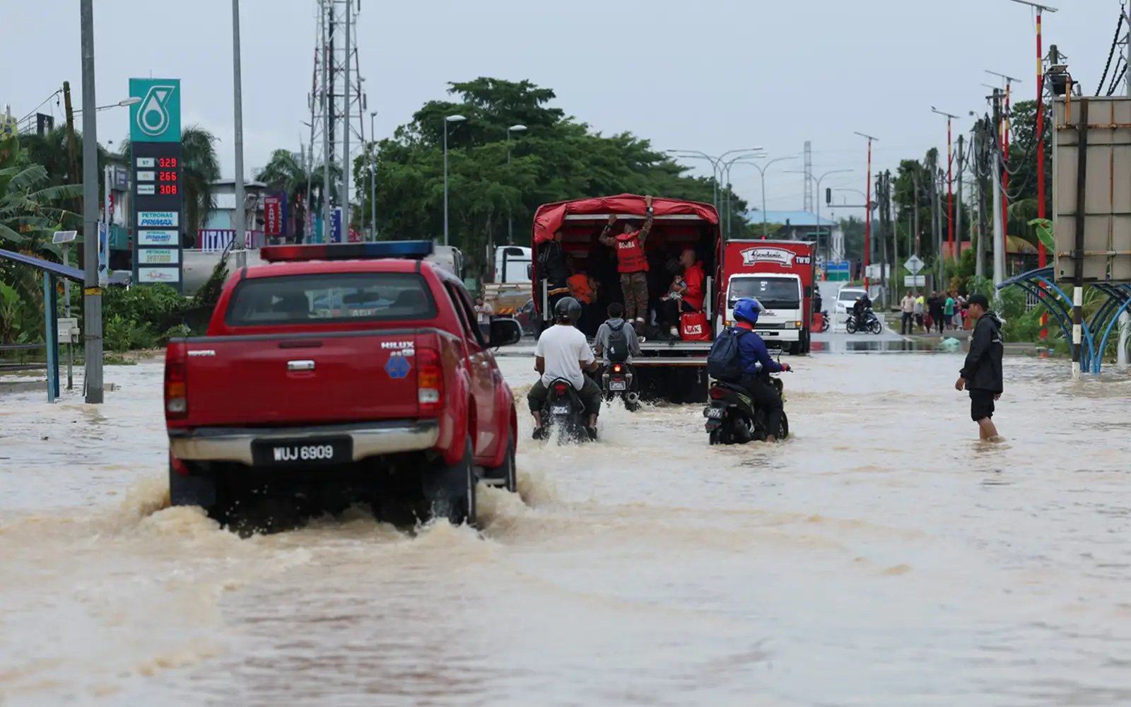 More people evacuated from floods in Selangor, Pahang