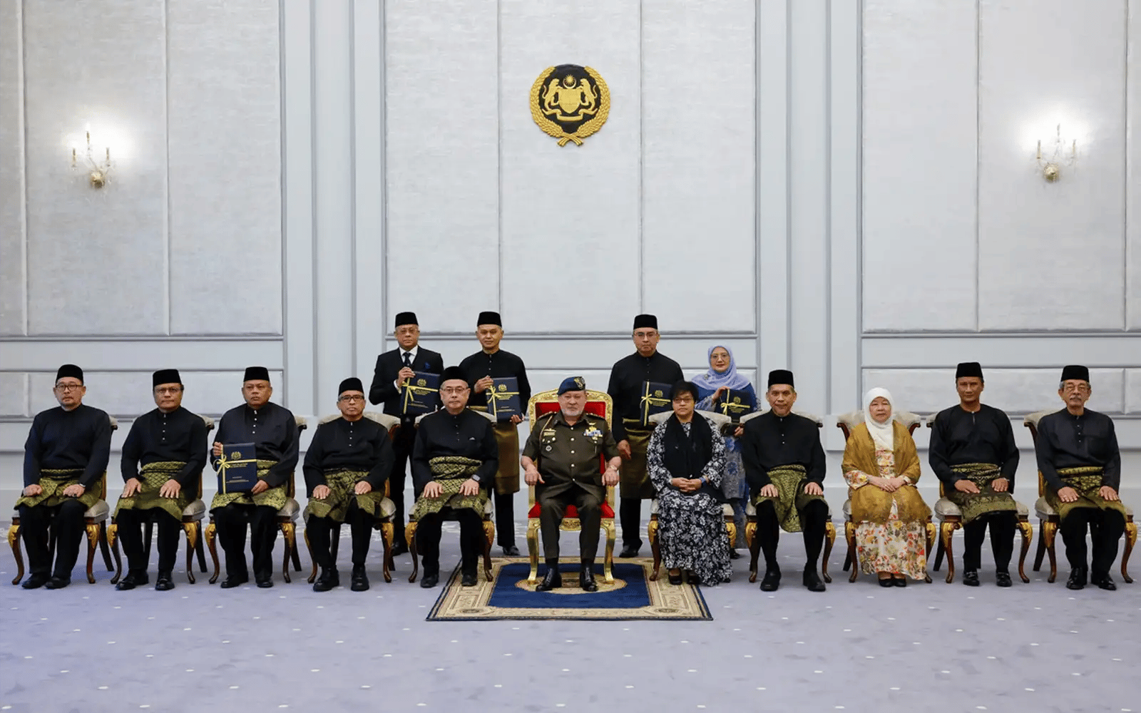 Agong presents instruments of appointment to 5 judges