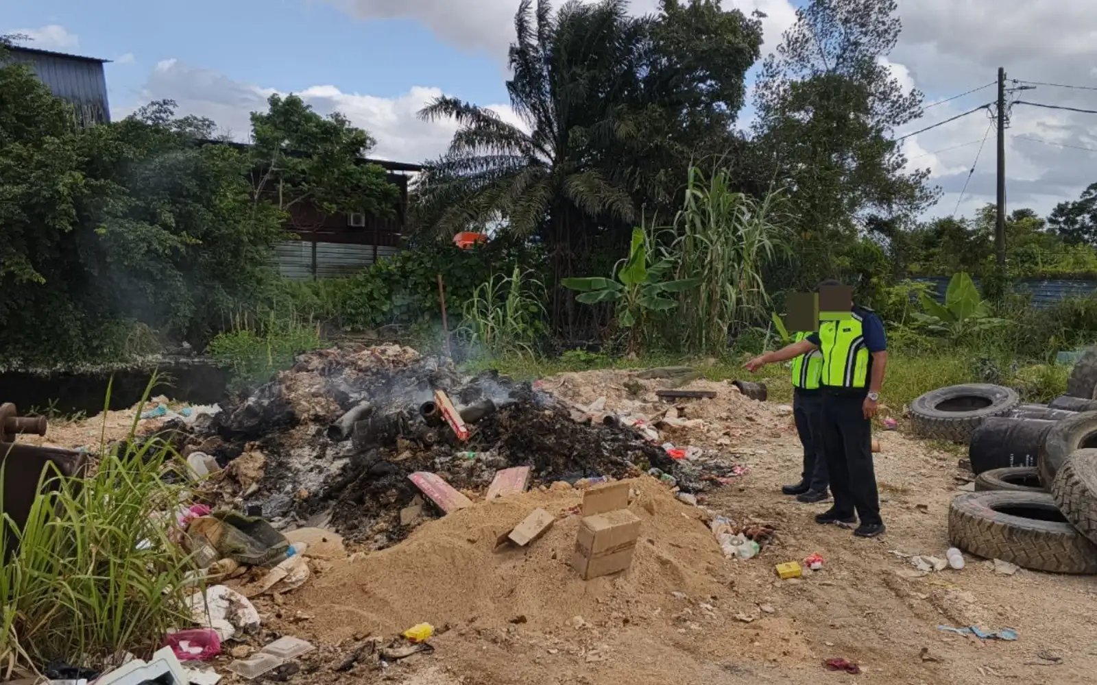 Johor DoE uncovers open burning of waste at engineering factory