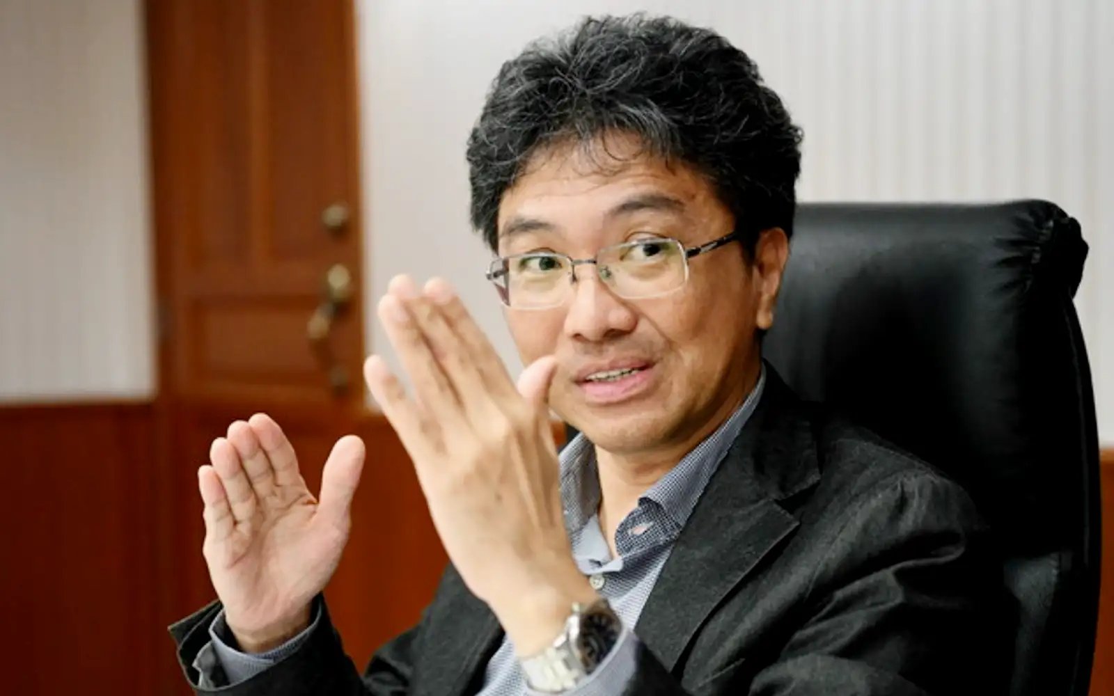 Ex-Sabah minister denies receiving RM500,000 in cash in office