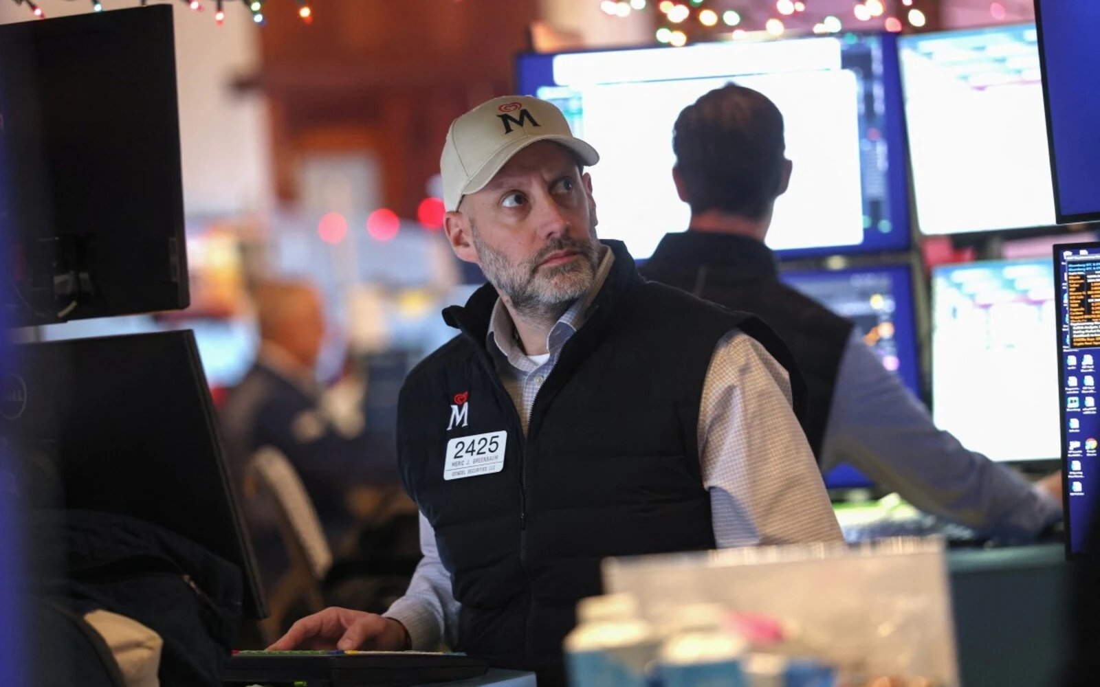 US futures dip in shortened Christmas Eve trading