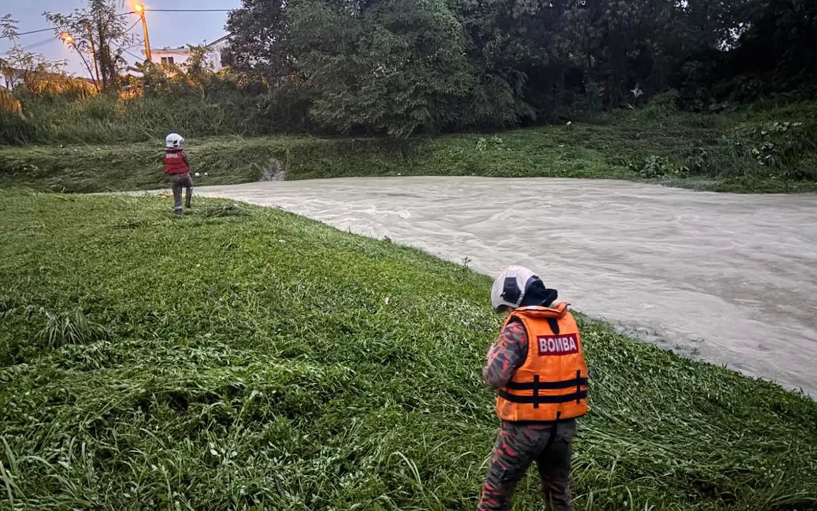 2 budak dikhuatiri hanyut ketika ambil bola dalam longkang