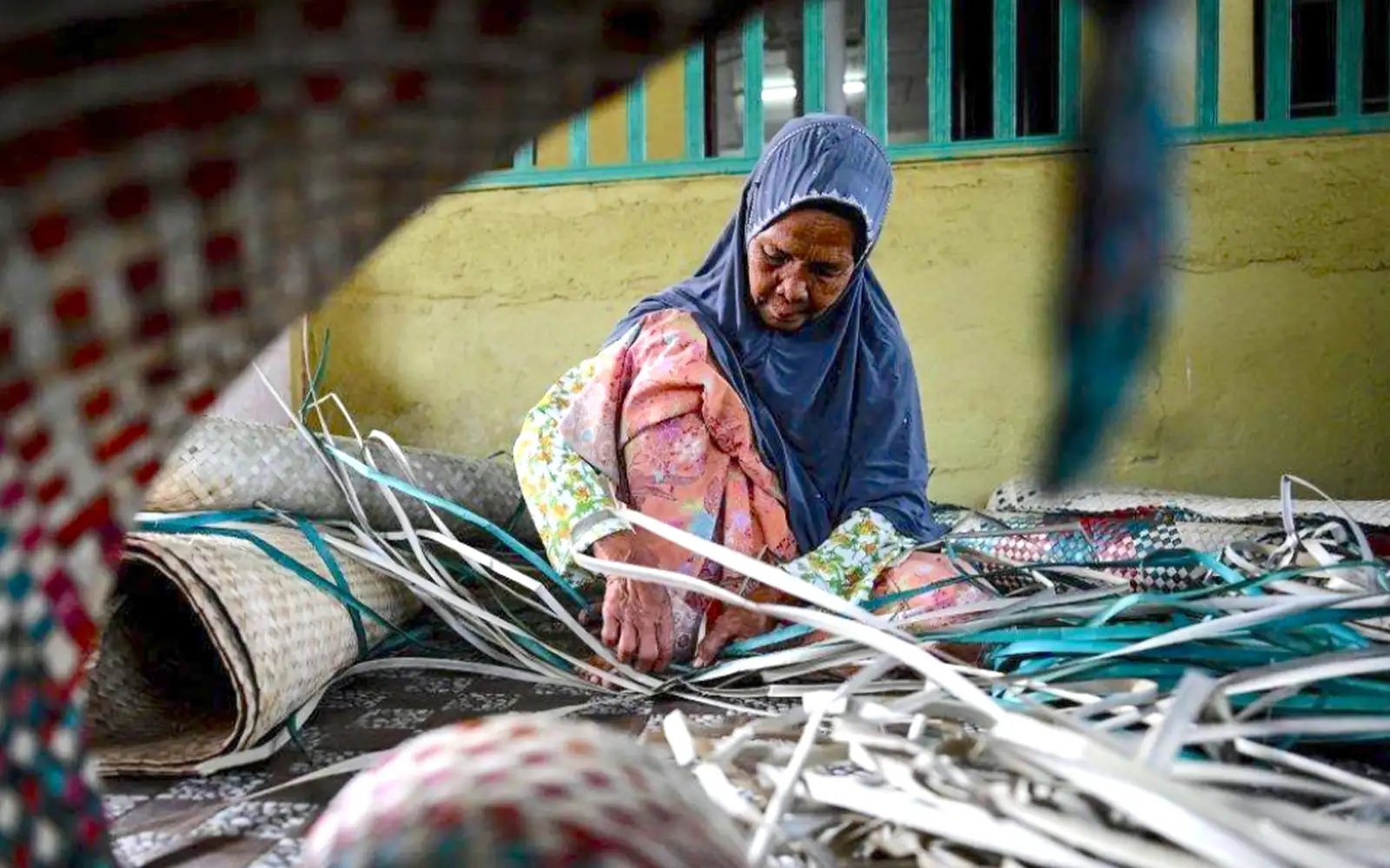 Defying age and time, 88-year-old keeps weaving