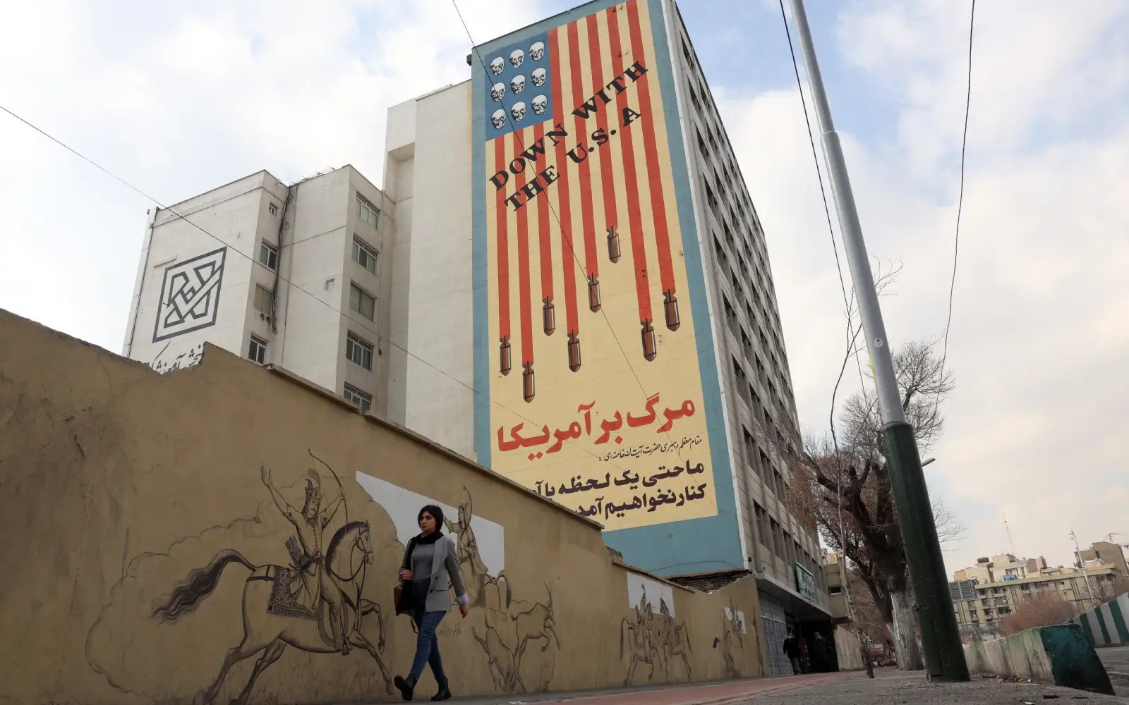 Iran threatens to hit US bases and carriers in event of attack