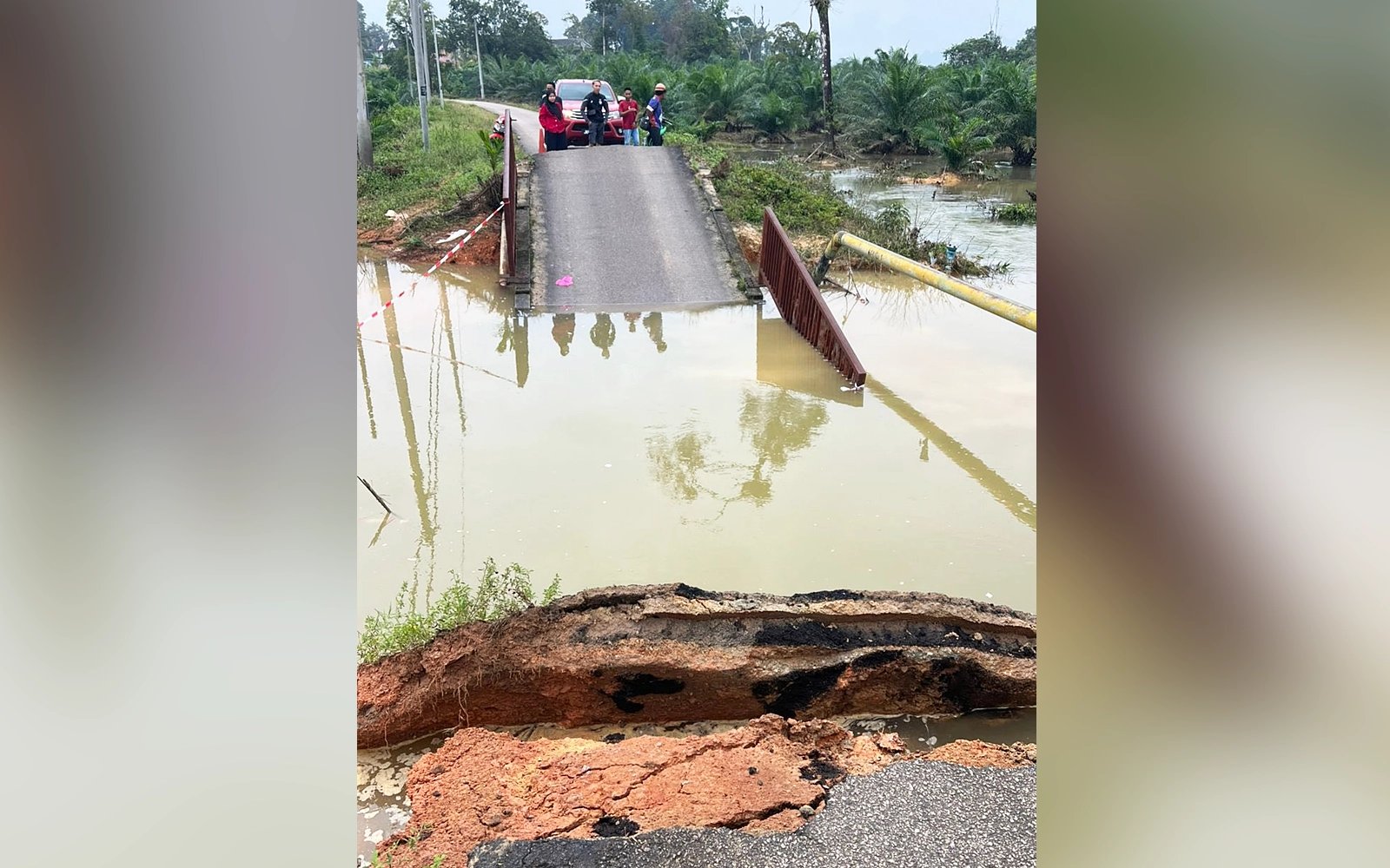 Polis pindah penduduk susulan jambatan runtuh di Rompin