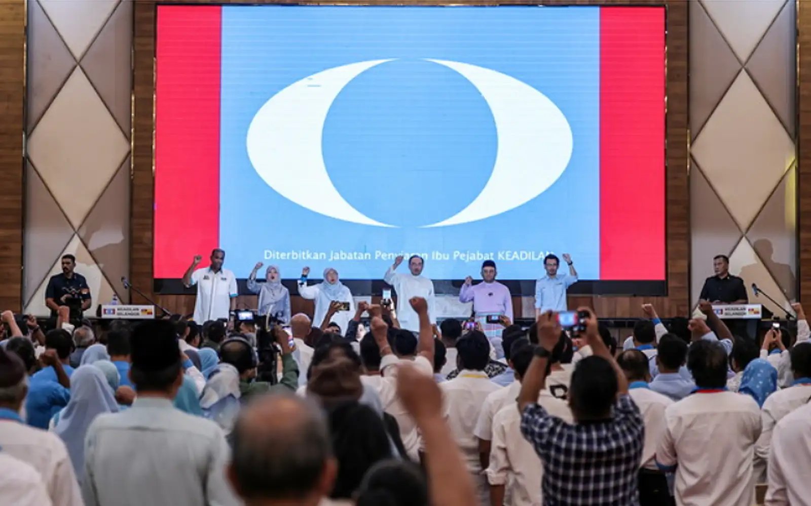 Anwar hadapi tekanan daripada PKR disebabkan Umno, kata Zahid