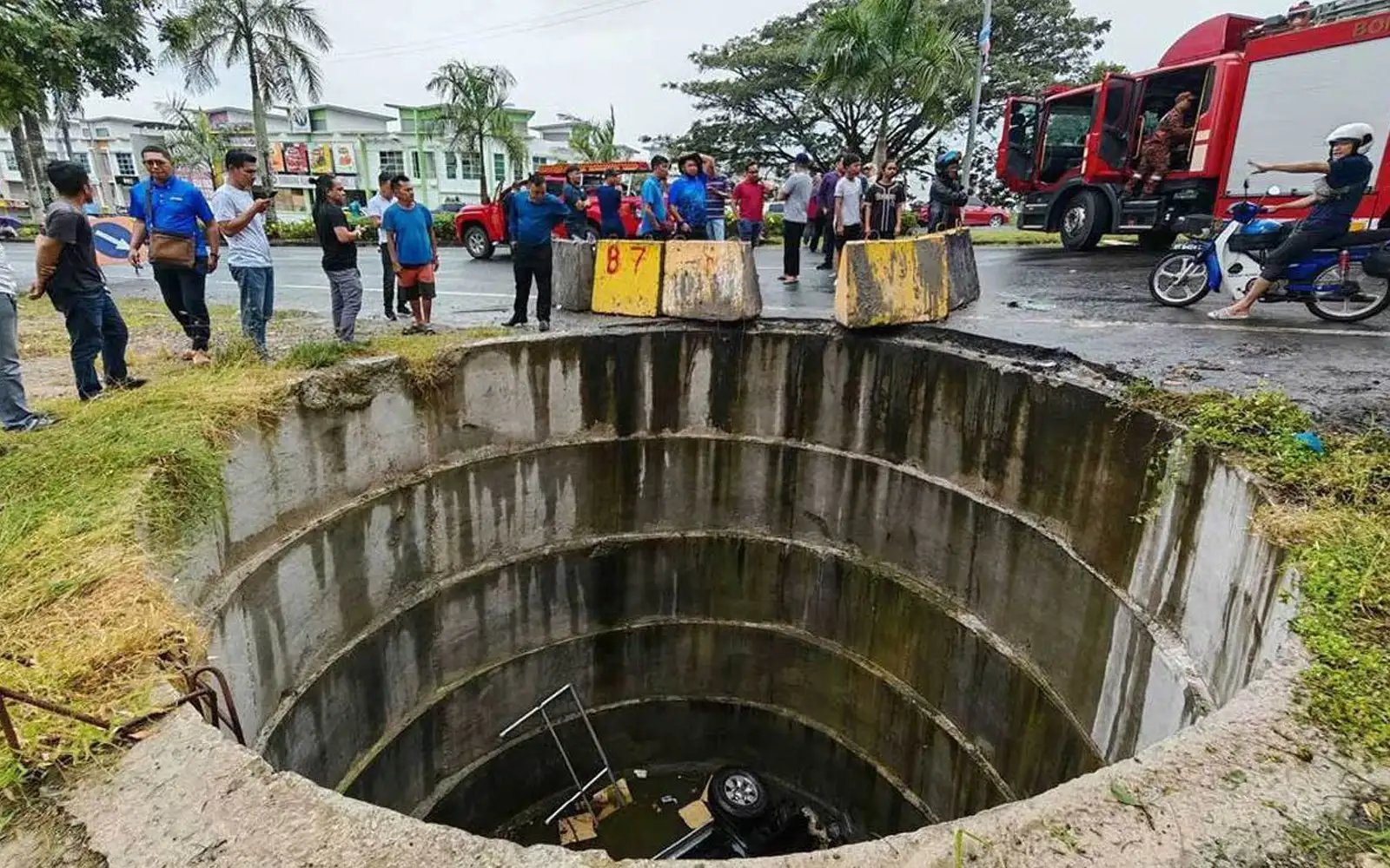 Penumpang maut pacuan 4 roda terjunam lubang pembentungan